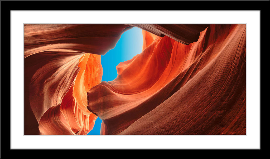 Fotografie des Antelope Canyon mit Blick nach oben. Fotokunst online kaufen. Im Rahmen