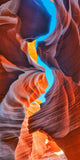 Fotografie des Antelope Canyon mit Blick nach oben. Fotokunst online kaufen. Hinter Acrylglas oder als Poster