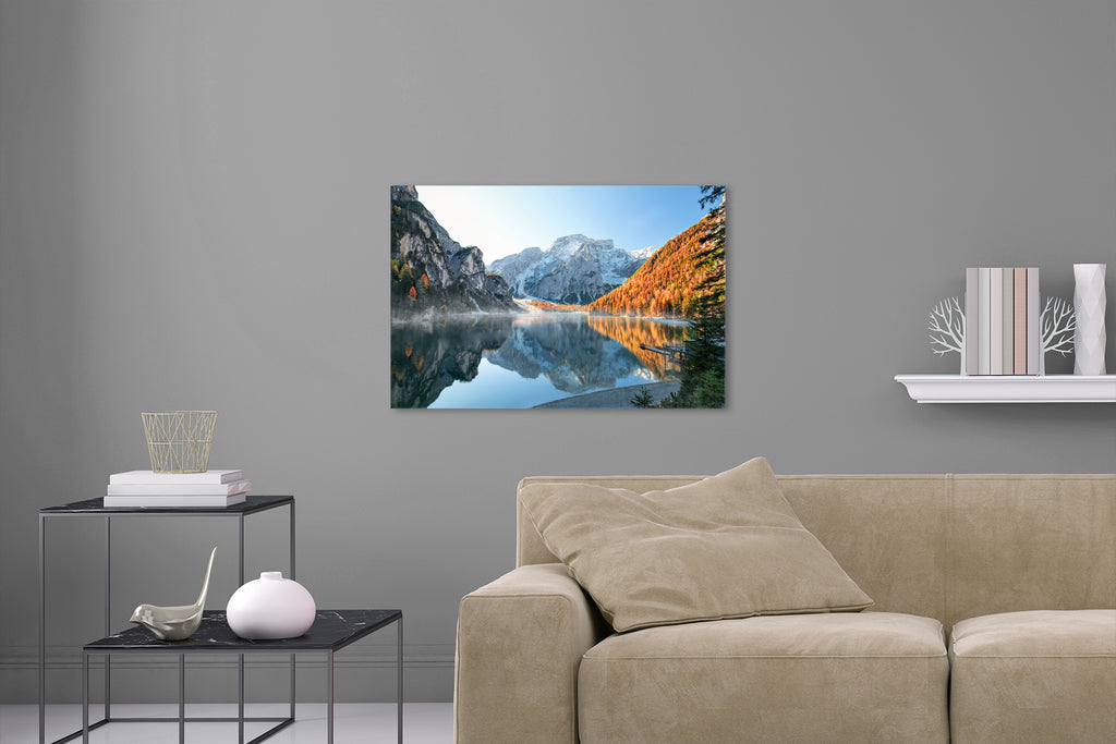 Aufgehängtes Wandbild einer Fotografie von einem See in den Alpen im Herbst. Fotokunst online kaufen. Hinter Acrylglas oder als Poster