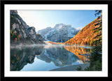 Fotografie eines Sees in den Alpen im Herbst. Fotokunst online kaufen. Im Rahmen