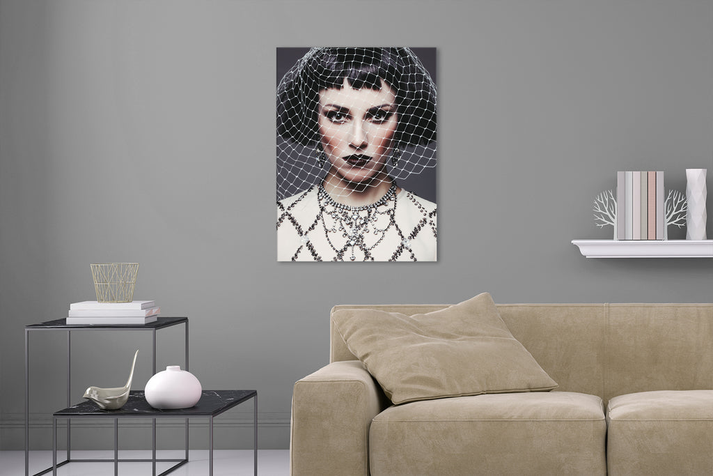 Aufgehängtes Wandbild einer Fotografie einer Frau hinter einem Netz-Schleier. Fotokunst online kaufen. Hinter Acrylglas oder als Poster 