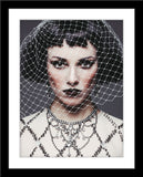 Fotografie einer Frau hinter einem Netz-Schleier. Fotokunst online kaufen. Wandbild im Rahmen