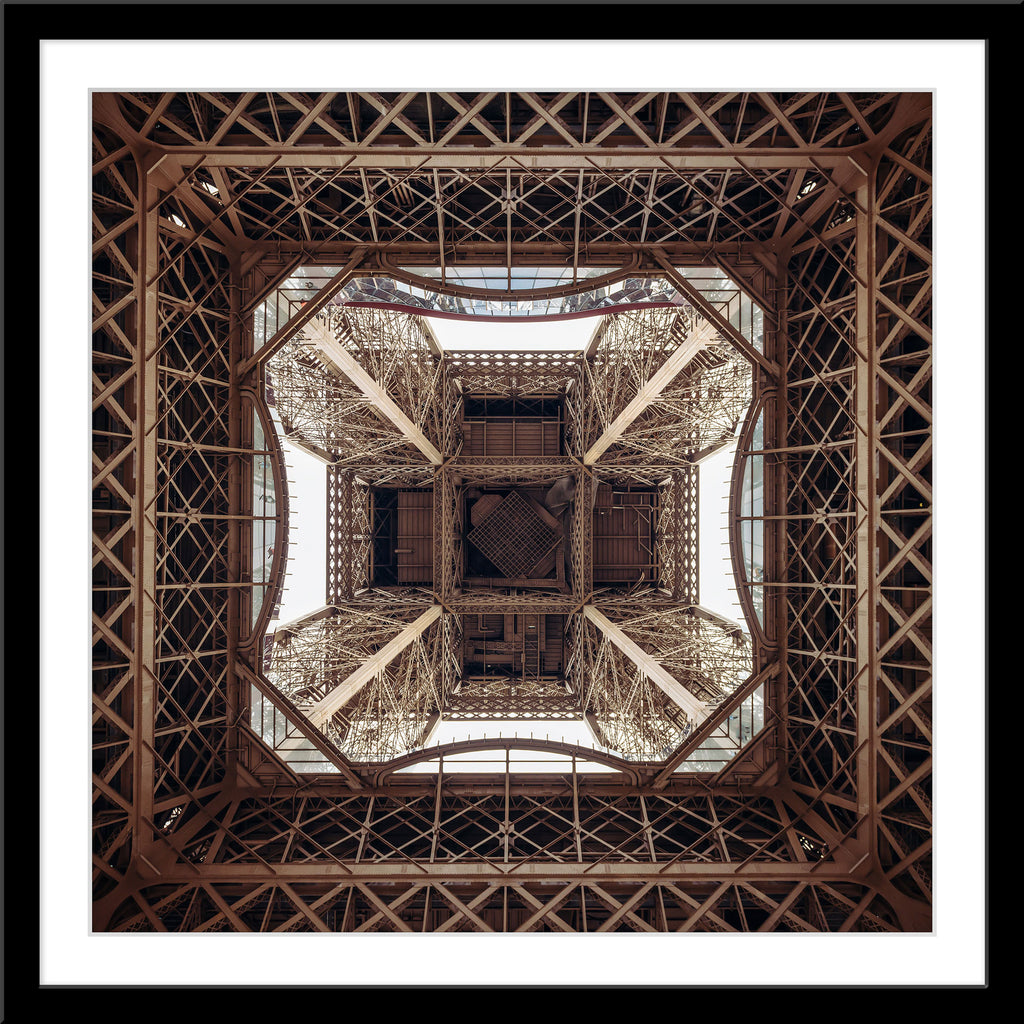 Abstrakte Fotografie des Eiffel Turms von unten. Fotokunst online kaufen. Wandbild im Rahmen