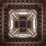 Abstrakte Fotografie des Eiffel Turms von unten. Fotokunst online kaufen. Wandbild hinter Acrylglas oder als Poster