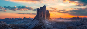 Panorama Fotografie der drei Zinnen in den Alpen bei Sonnenaufgang. Fotokunst online kaufen. Wandbild hinter Acrylglas oder als Poster