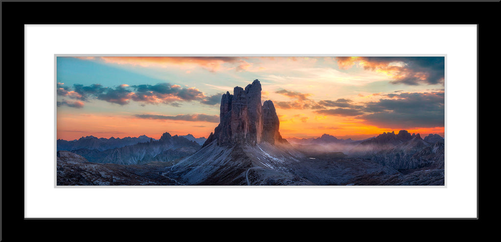 Panorama Fotografie der drei Zinnen in den Alpen bei Sonnenaufgang. Fotokunst online kaufen. Wandbild im Rahmen