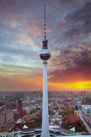 Fotografie des Berliner Fernsehturms, Alex, bei Sonnenuntergang. Fotokunst online kaufen. Wandbild hinter Acrylglas oder als Poster