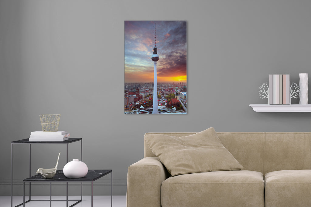 Aufgehängtes Wandbild einer Fotografie des Berliner Fernsehturms, Alex, bei Sonnenuntergang. Fotokunst online kaufen. Hinter Acrylglas oder als Poster