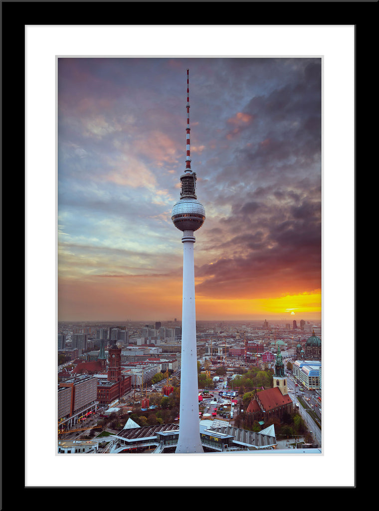 Fotografie des Berliner Fernsehturms, Alex, bei Sonnenuntergang. Fotokunst online kaufen. Wandbild im Rahmen