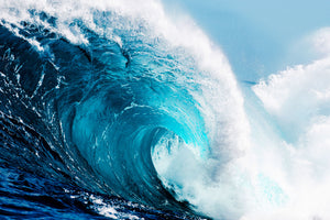 Fotografie einer blauen Welle die bricht. Fotokunst online kaufen. Wandbild hinter Acrylglas oder als Poster