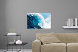 Aufgehängtes Wandbild einer Fotografie einer blauen Welle die bricht. Fotokunst online kaufen. Hinter Acrylglas oder als Poster
