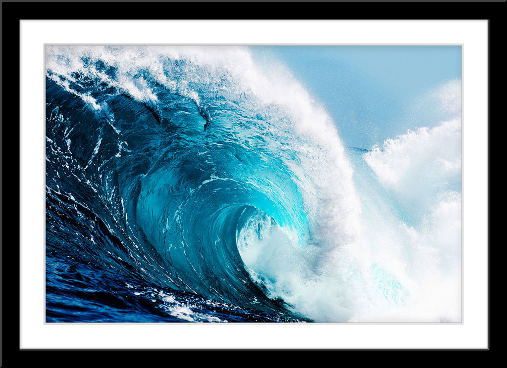 Fotografie einer blauen Welle die bricht. Fotokunst online kaufen. Wandbild im Rahmen