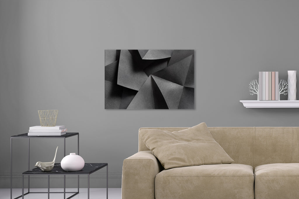 Aufgehängtes Wandbild einer Fotografie von gefaltetem schwarzen Papier. Schwarz-Weiß Fotokunst online kaufen. Hinter Acrylglas oder als Poster