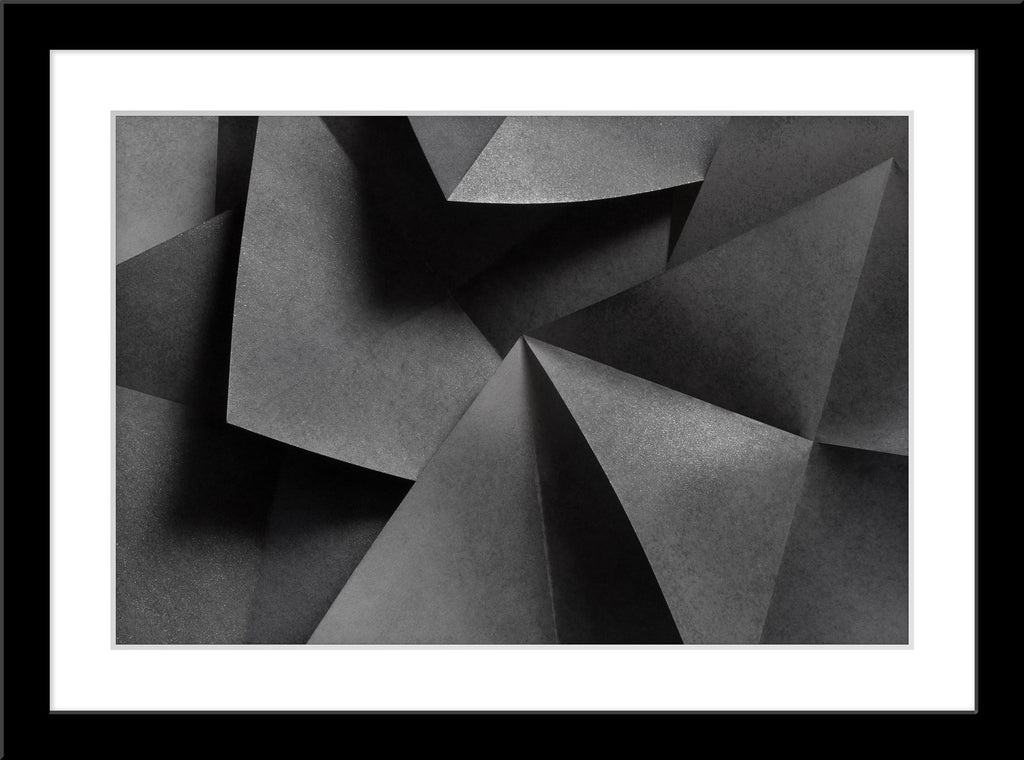 Fotografie von gefaltetem schwarzen Papier. Schwarz-Weiß Fotokunst online kaufen. Wandbild im Rahmen