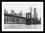 Schwarz-Weiß Fotografie der Brooklyn Bridge mit Blick auf das one world trade center. Fotokunst online kaufen. Wandbild im Rahmen