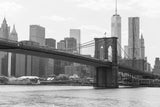 Schwarz-Weiß Fotografie der Brooklyn Bridge mit Blick auf das one world trade center. Fotokunst online kaufen. Wandbild hinter Acrylglas oder als Poster