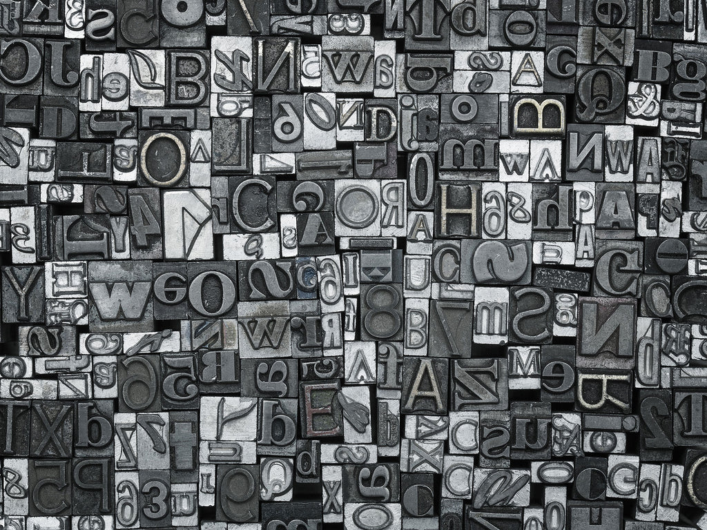 Fotografie von Bleisatz Buchstaben in Schwarz-Weiß. Fotokunst online kaufen. Wandbild hinter Acrylglas oder als Poster