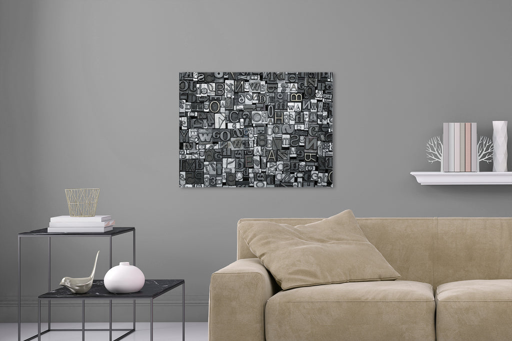 Aufgehängtes Wandbild einer Fotografie von Bleisatz Buchstaben in Schwarz-Weiß. Fotokunst online kaufen. Hinter Acrylglas oder als Poster