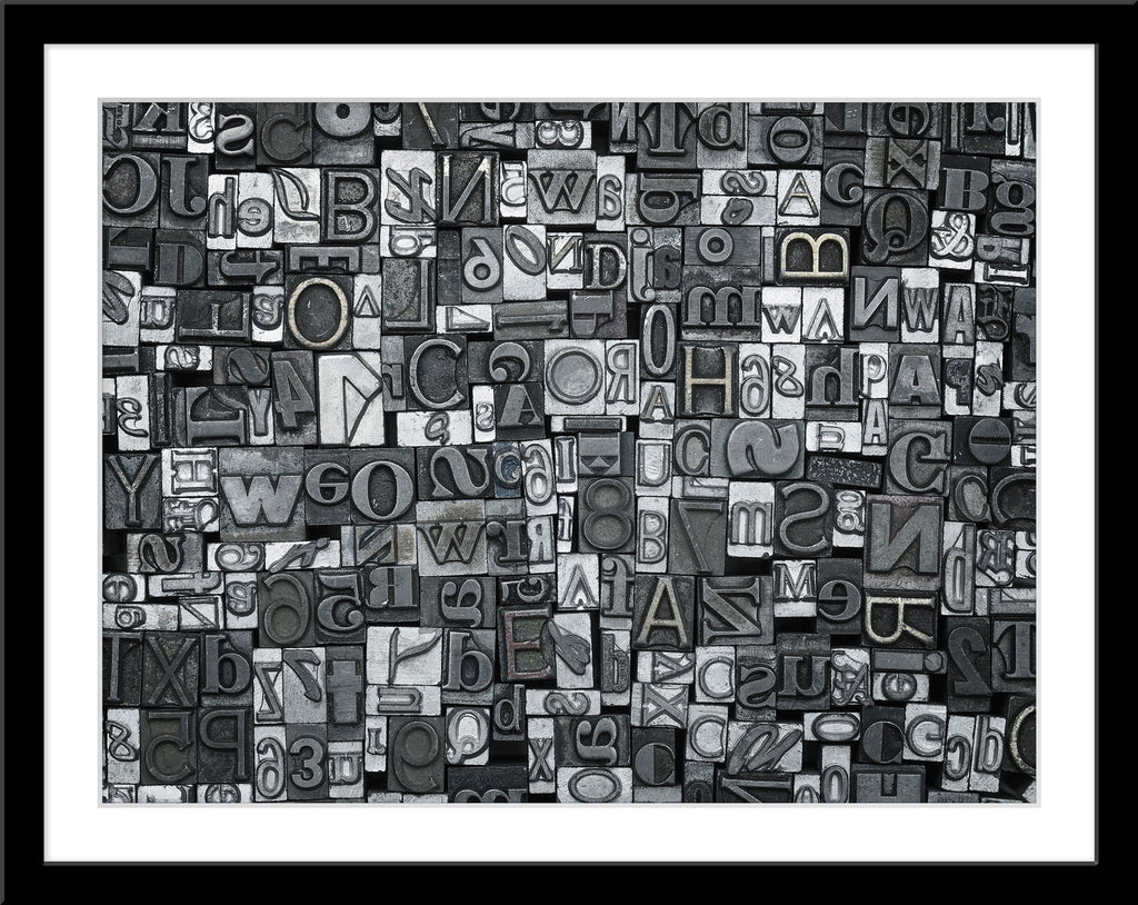 Fotografie von Bleisatz Buchstaben in Schwarz-Weiß. Fotokunst online kaufen. Wandbild im Rahmen