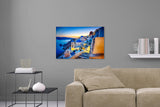 Aufgehängte Fotografie von Santorin bei Sonnenaufgang. Fotokunst online kaufen. Wandbild hinter Acrylglas oder als Poster