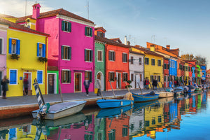 Fotografie von farbigen Häusern in Burano. Fotokunst online kaufen. Wandbild hinter Acrylglas oder als Poster
