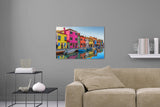 Aufgehängte Fotografie von farbigen Häusern in Burano. Fotokunst online kaufen. Wandbild hinter Acrylglas oder als Poster