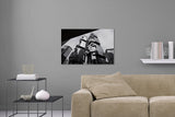 Aufgehängte schwarz-weiß Architektur Fotografie von Büro Gebäude. Fotokunst online kaufen. Wandbild hinter Acrylglas oder als Poster