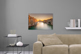 Aufgehängte Fotografie vom Canal Grande in Venedig. Fotokunst online kaufen. Wandbild hinter Acrylglas oder als Poster