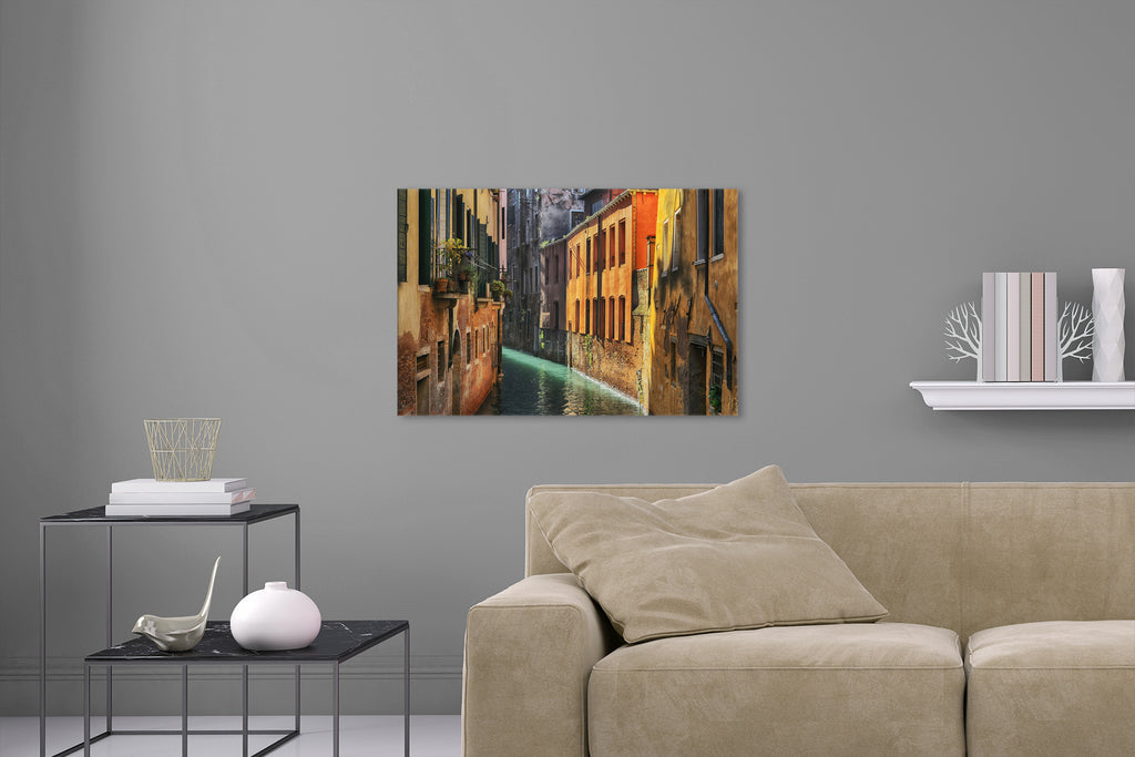 Aufgehängte Fotografie eines Kanals in Venedig mit bunten Häusern. Fotokunst online kaufen. Wandbild hinter Acrylglas oder als Poster
