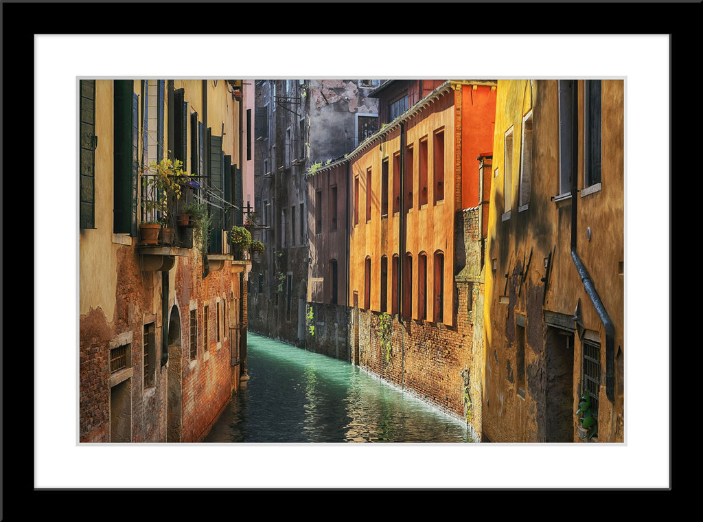 Fotografie eines Kanals in Venedig mit bunten Häusern. Fotokunst online kaufen. Wandbild im Rahmen