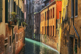 Fotografie eines Kanals in Venedig mit bunten Häusern. Fotokunst online kaufen. Wandbild hinter Acrylglas oder als Poster