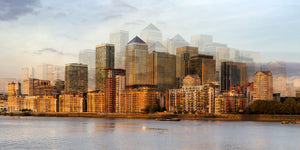 Abstrakte Panorama Fotografie der Canary Wharf in London. Fotokunst online kaufen. Wandbild hinter Acrylglas oder als Poster