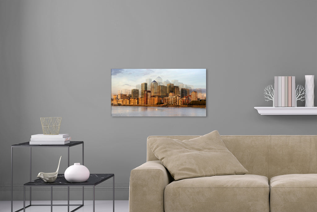 Aufgehängte abstrakte Panorama Fotografie der Canary Wharf in London. Fotokunst online kaufen. Wandbild hinter Acrylglas oder als Poster