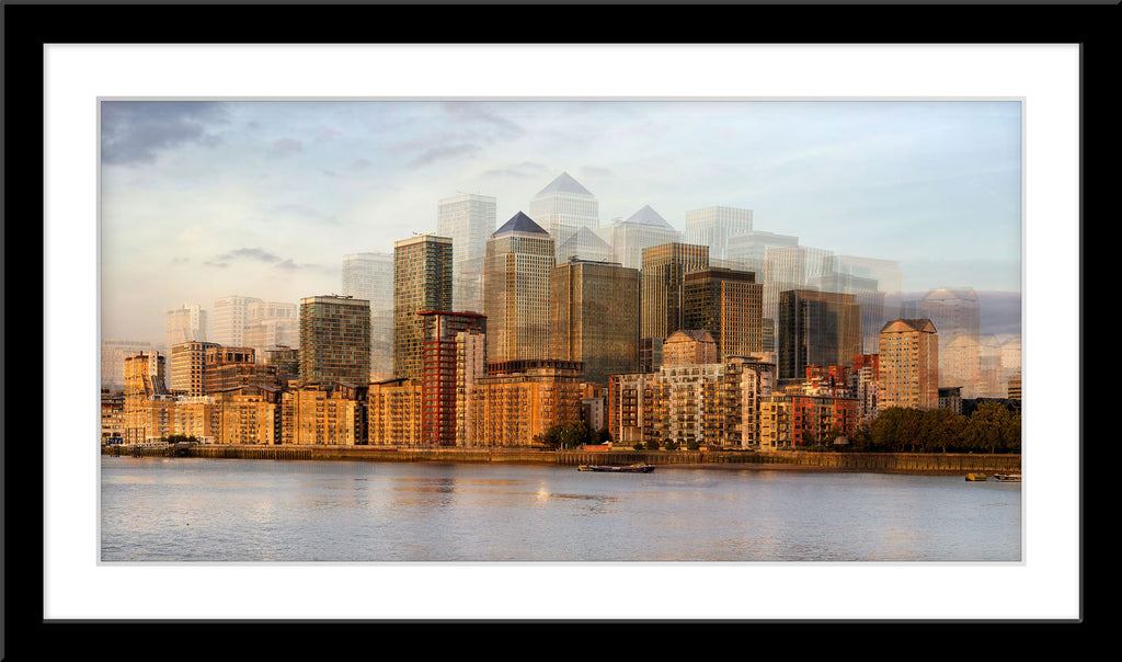 Abstrakte Panorama Fotografie der Canary Wharf in London. Fotokunst online kaufen. Wandbild im Rahmen