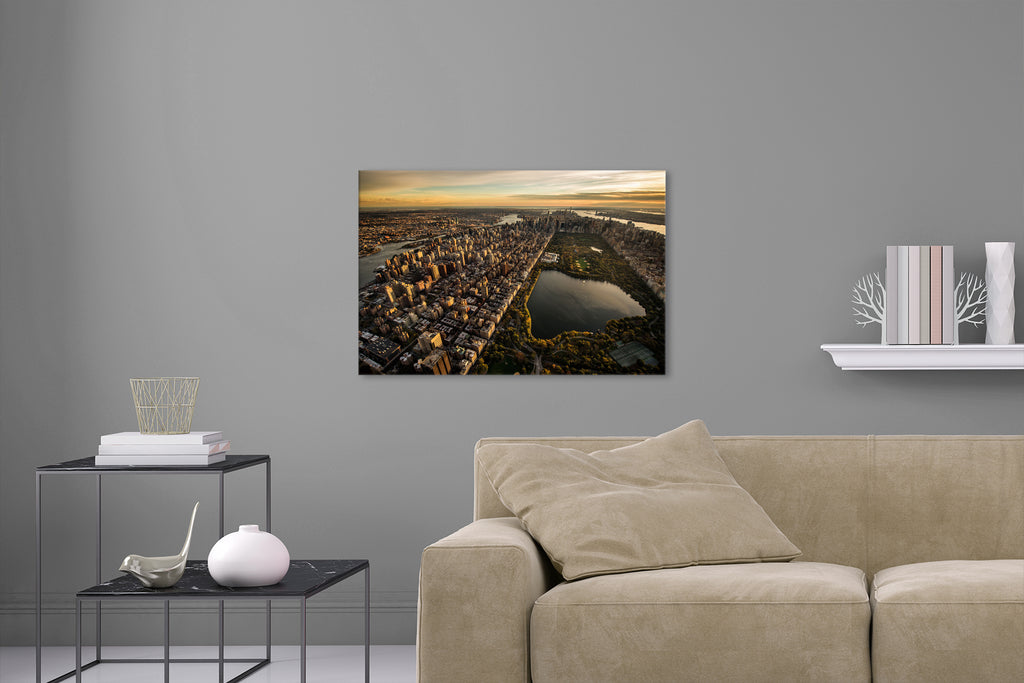 Aufgehängte Fotografie des Central Park von oben bei Sonnenuntergang. Fotokunst online kaufen. Wandbild hinter Acrylglas oder als Poster