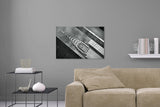Aufgehängte schwarz-weiß Fotografie des Chrysler Buildings in New York. Fotokunst online kaufen. Wandbild hinter Acrylglas oder als Poster