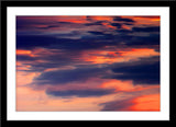 Abstrakte Fotografie vom Himmel in blau und orange. Fotokunst online kaufen. Wandbild im Rahmen