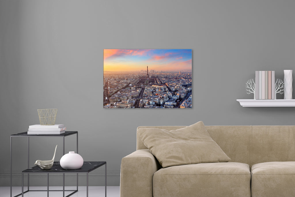 Aufgehängte Stadt Fotografie der Skyline von Paris mit Eiffel Turm bei Sonnenaufgang. Fotokunst online kaufen. Wandbild hinter Acrylglas oder als Poster