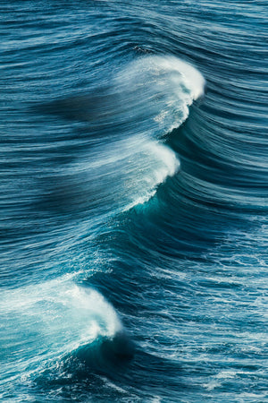 Natur Fotografie von einer sich fast brechenden Welle. Fotokunst online kaufen. Wandbild hinter Acrylglas oder als Poster