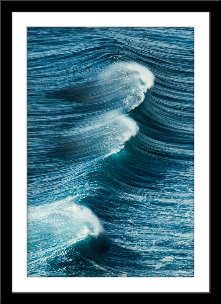 Natur Fotografie von einer sich fast brechenden Welle. Fotokunst online kaufen. Wandbild im Rahmen