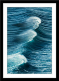 Natur Fotografie von einer sich fast brechenden Welle. Fotokunst online kaufen. Wandbild im Rahmen