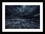 Landschafts Fotografie vom Meer in dunkel. Fotokunst online kaufen. Wandbild im Rahmen