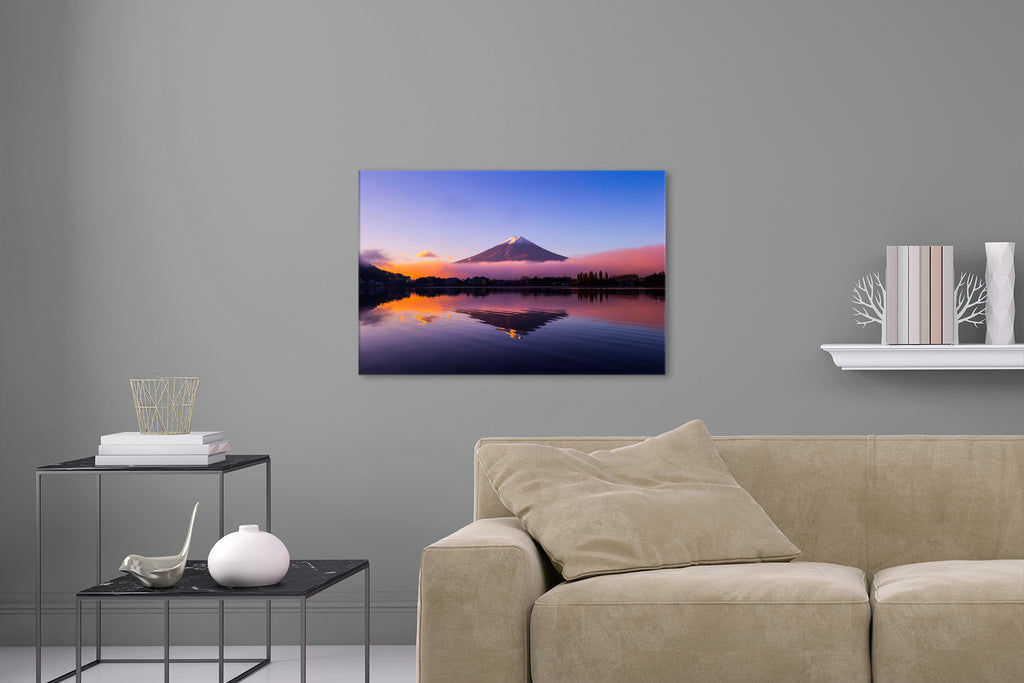 Aufgehängte Landschafts Fotografie des Fujiyama bei Sonnenaufgang. Fotokunst online kaufen. Wandbild hinter Acrylglas oder als Poster