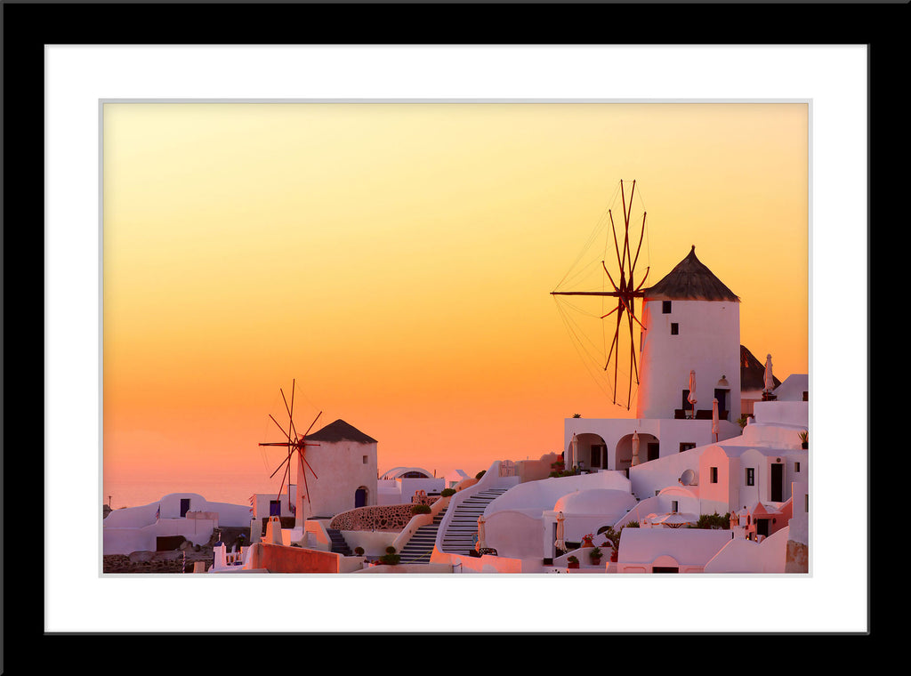 Architektur Fotografie von Santorin in der Dämmerung. Fotokunst online kaufen. Wandbild im Rahmen