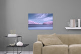 Aufgehängte infrarot Landschafts Fotografie einer Brücke über ein Gewässer mit Wald. Fotokunst online kaufen. Wandbild hinter Acrylglas oder als Poster