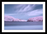 Infrarot Landschafts Fotografie einer Brücke über ein Gewässer mit Wald. Fotokunst online kaufen. Wandbild im Rahmen