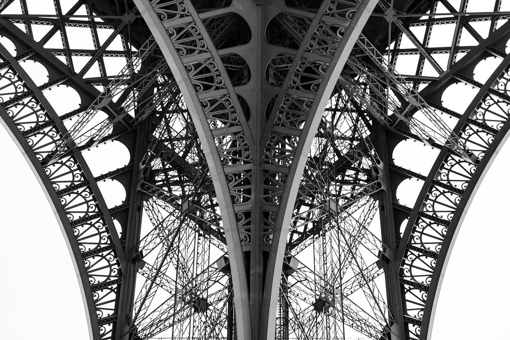Schwarz-Weiß Architektur Fotografie von einem Detail des Eiffel Turms. Fotokunst online kaufen. Wandbild hinter Acrylglas oder als Poster 