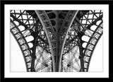 Schwarz-Weiß Architektur Fotografie von einem Detail des Eiffel Turms. Fotokunst online kaufen. Wandbild im Rahmen