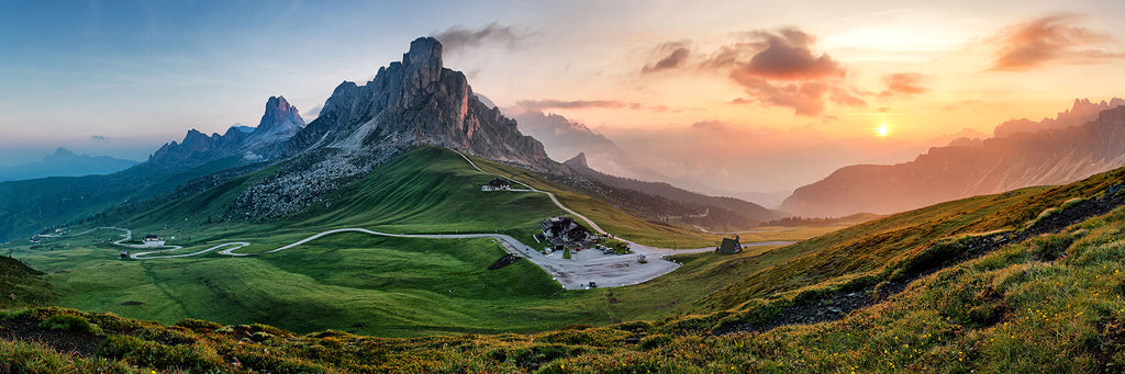 Panorama Natur Fotografie der Dolomiten in den Alpen bei Sonnenuntergang. Fotokunst online kaufen. Wandbild hinter Acrylglas oder als Poster
