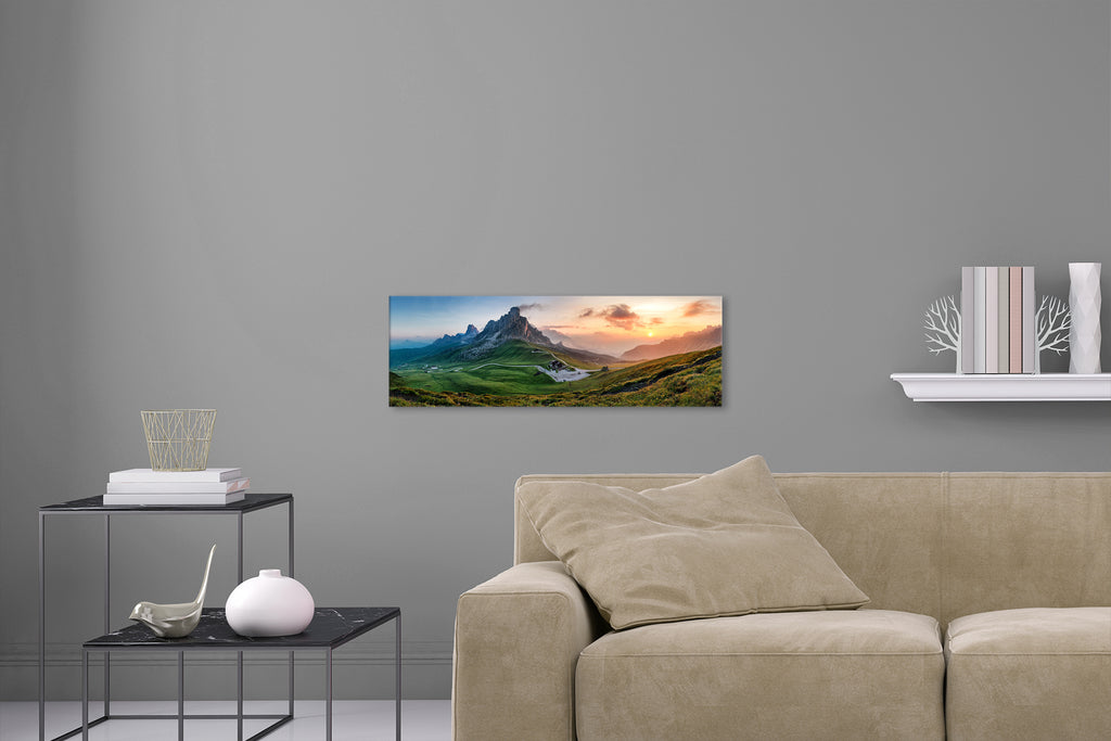 Aufgehängte Panorama Natur Fotografie der Dolomiten in den Alpen bei Sonnenuntergang. Fotokunst online kaufen. Wandbild hinter Acrylglas oder als Poster